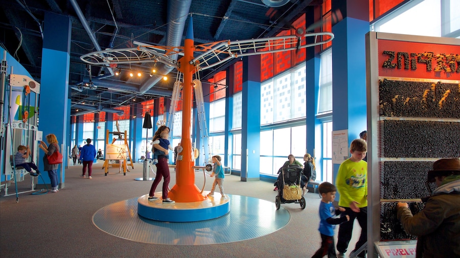 TELUS World of Science montrant vues intérieures aussi bien que petit groupe de personnes