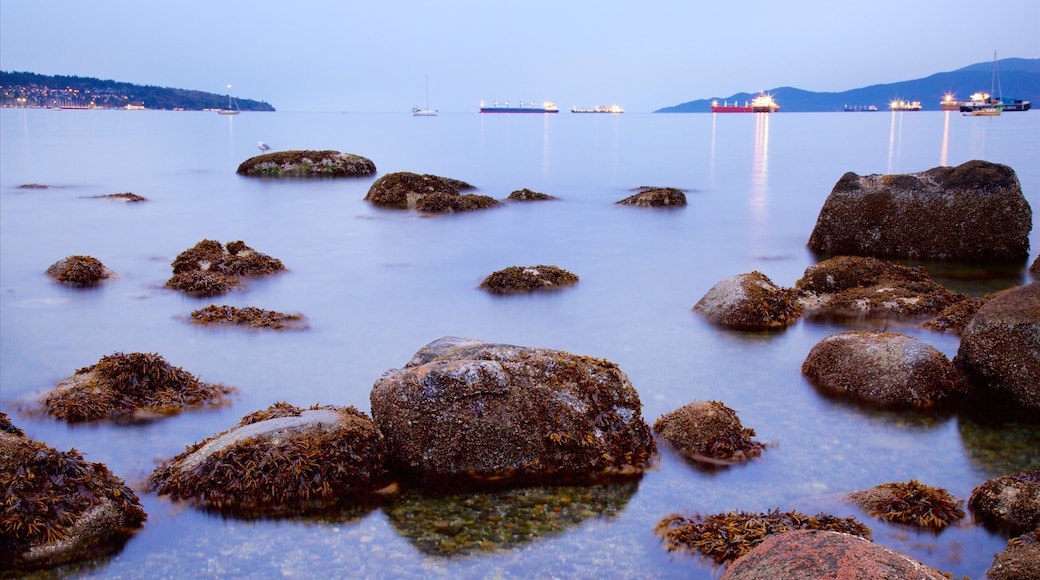 Playa Kitsilano ofreciendo una bahía o un puerto, un atardecer y vista general a la costa