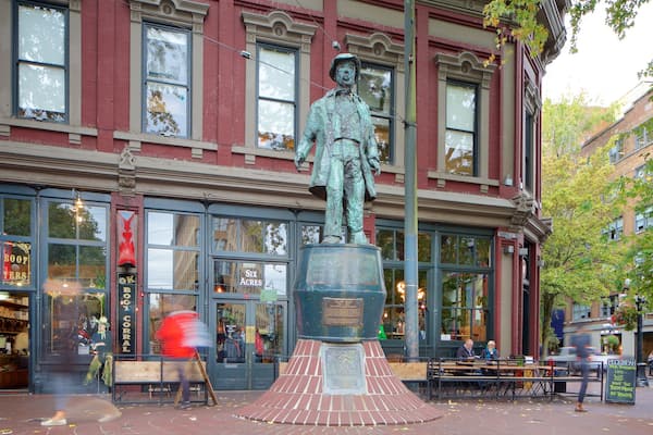 Gastown featuring a statue or sculpture, street scenes and heritage architecture