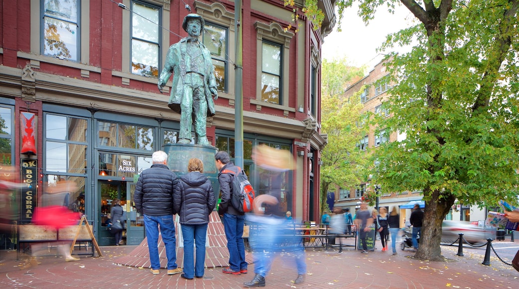 Gastown mostrando imágenes de calles, arquitectura patrimonial y una estatua o escultura