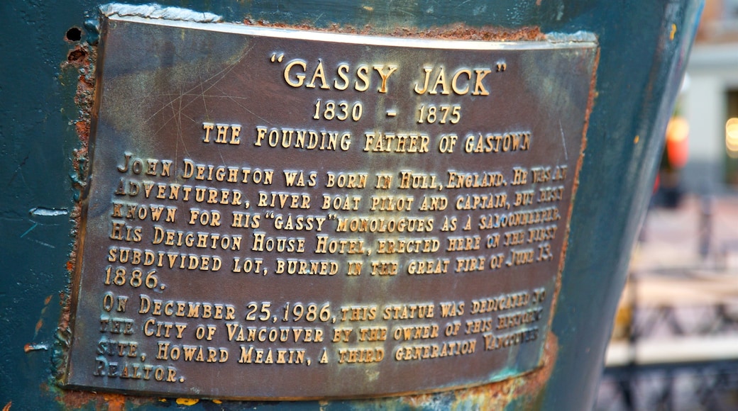 Gastown mit einem Statue oder Skulptur und Beschilderung