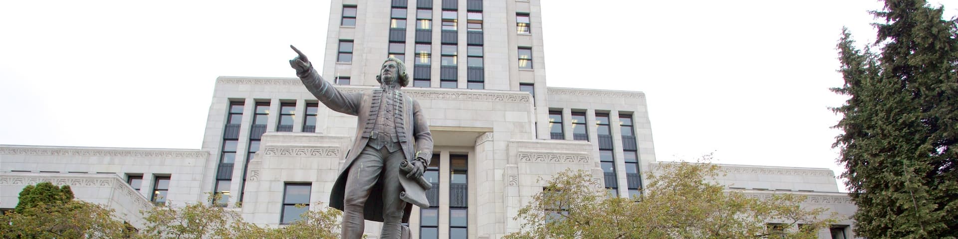 Vancouver showing a monument, heritage architecture and an administrative buidling