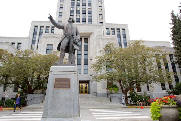 Vancouver mit einem Verwaltungsgebäude, historische Architektur und Monument