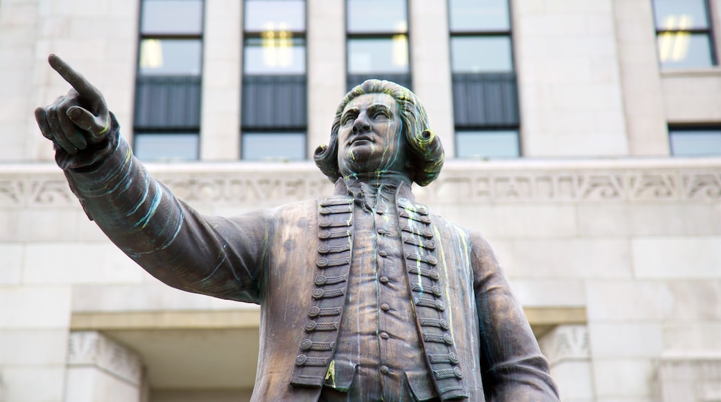 Vancouver mostrando un edificio administrativo y un monumento