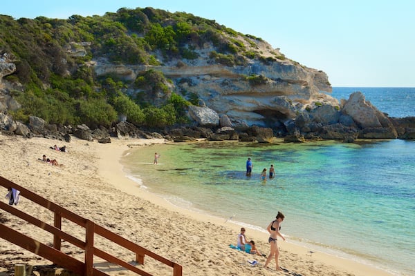 Prevelly Beach welches beinhaltet Sandstrand, Bucht oder Hafen und schroffe KĂŒste