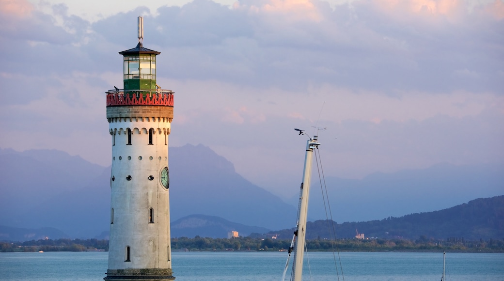 Baden-Wuerttemberg mostrando un faro, una bahía o un puerto y un atardecer