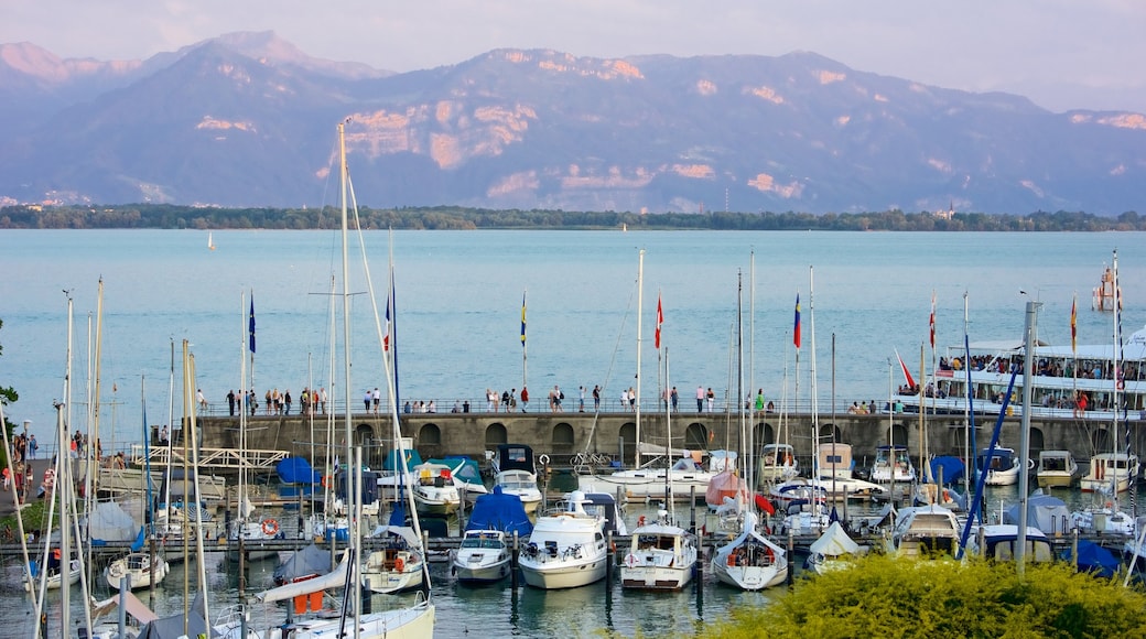 Lindau que incluye una bahía o puerto, montañas y una marina