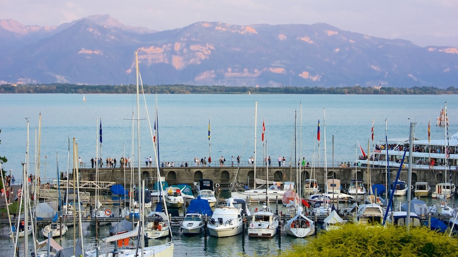 Lindau que incluye una bahía o un puerto, un atardecer y un club náutico