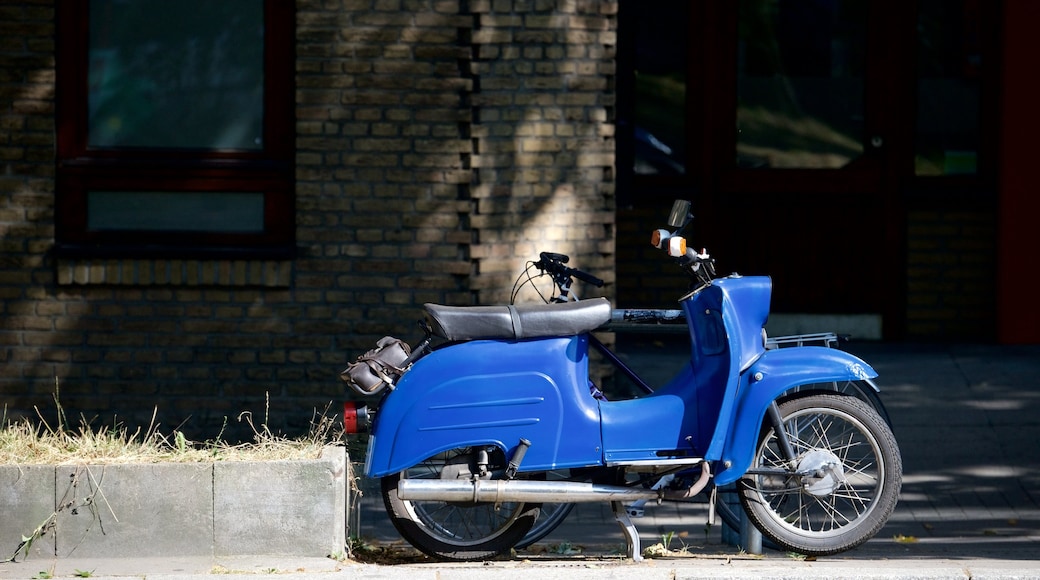 Stuttgart welches beinhaltet Motorradfahren und Straßenszenen