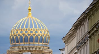 Torstraße johon kuuluu kirkko tai katedraali ja vanha arkkitehtuuri