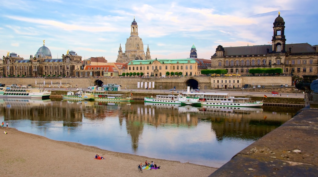 Dresden som omfatter en flod eller et vandløb og en by