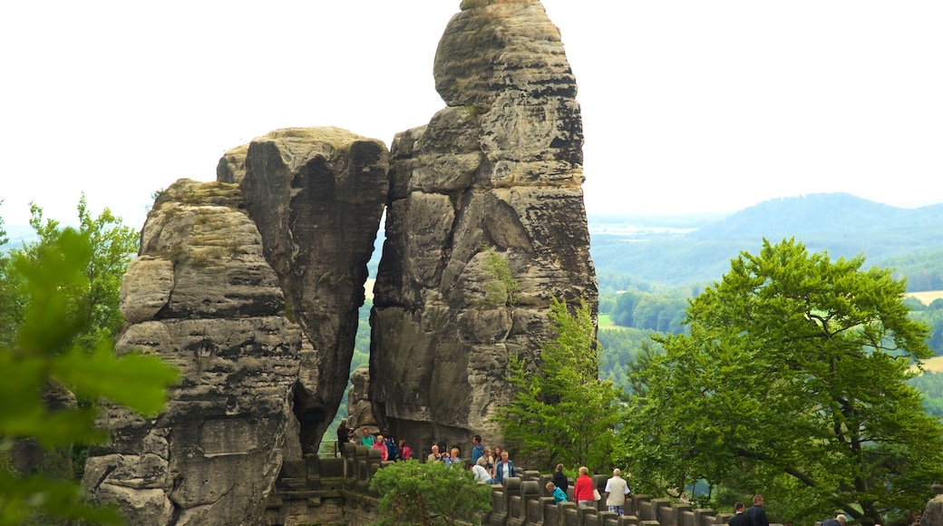 Nationalpark Sachsische Schweiz que incluye ruinas de edificios y también un gran grupo de personas