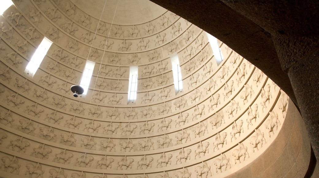 Völkerschlachtdenkmal som visar interiörer och chateau eller palats