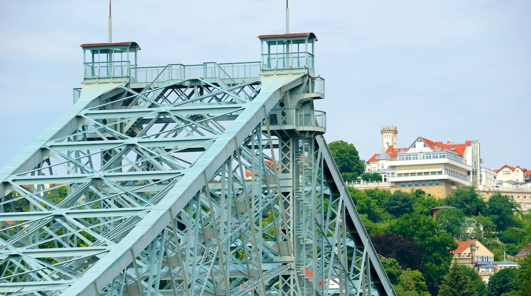 Blaues Wunder welches beinhaltet Brücke und Skyline