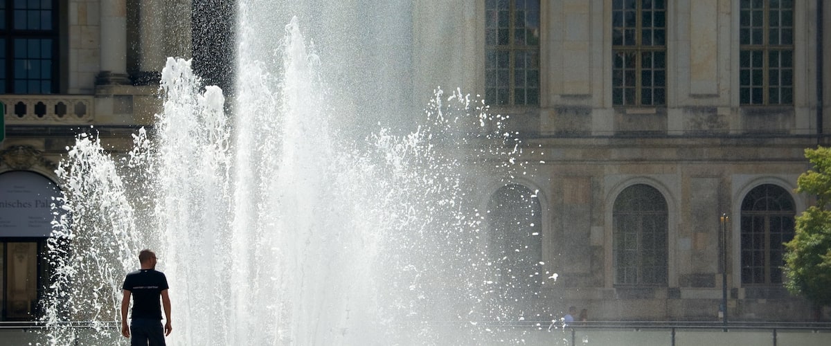 Neustadt which includes a fountain