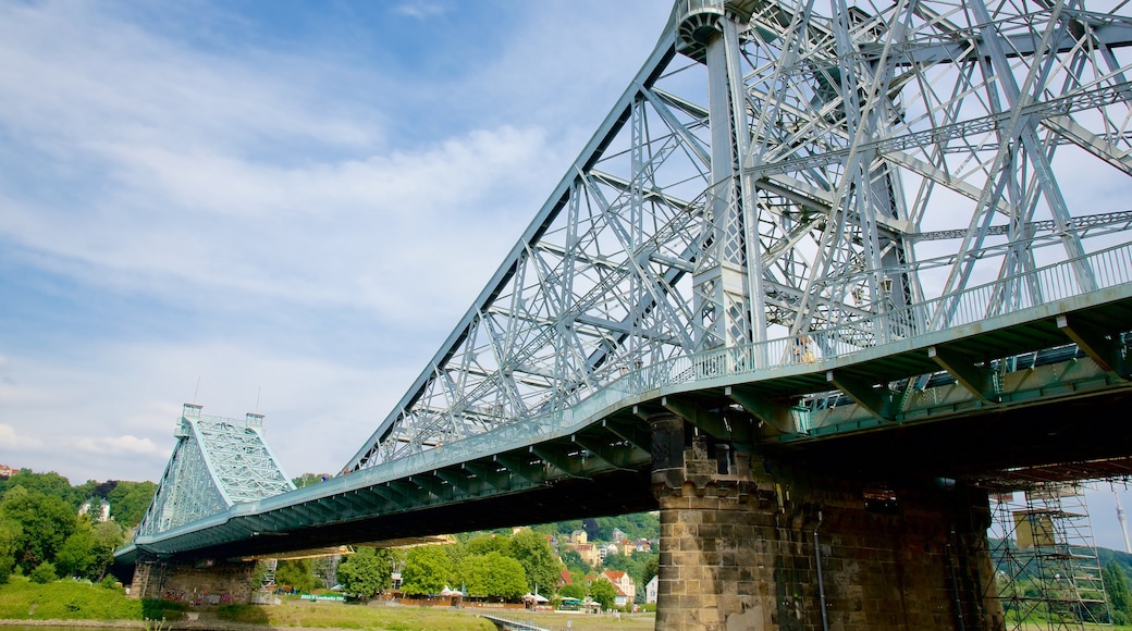 Blaues Wunder mit einem Brücke