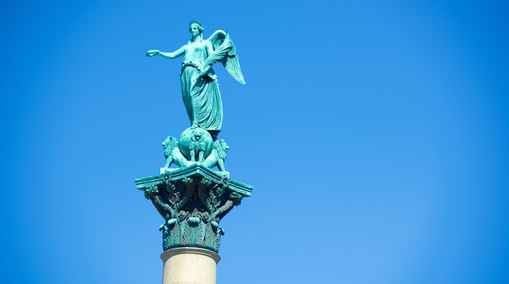 Schlossplatz som viser en statue eller en skulptur