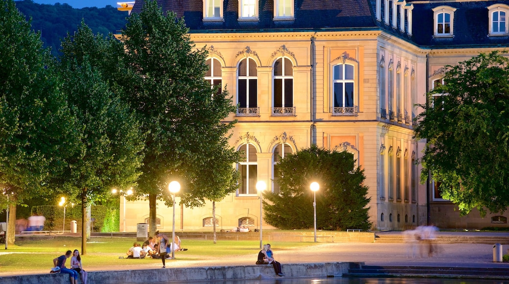 Stuttgart mit einem Straßenszenen sowie Paar