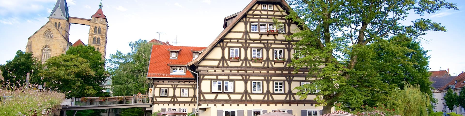 Esslingen mit einem Essen im Freien und Fluss oder Bach