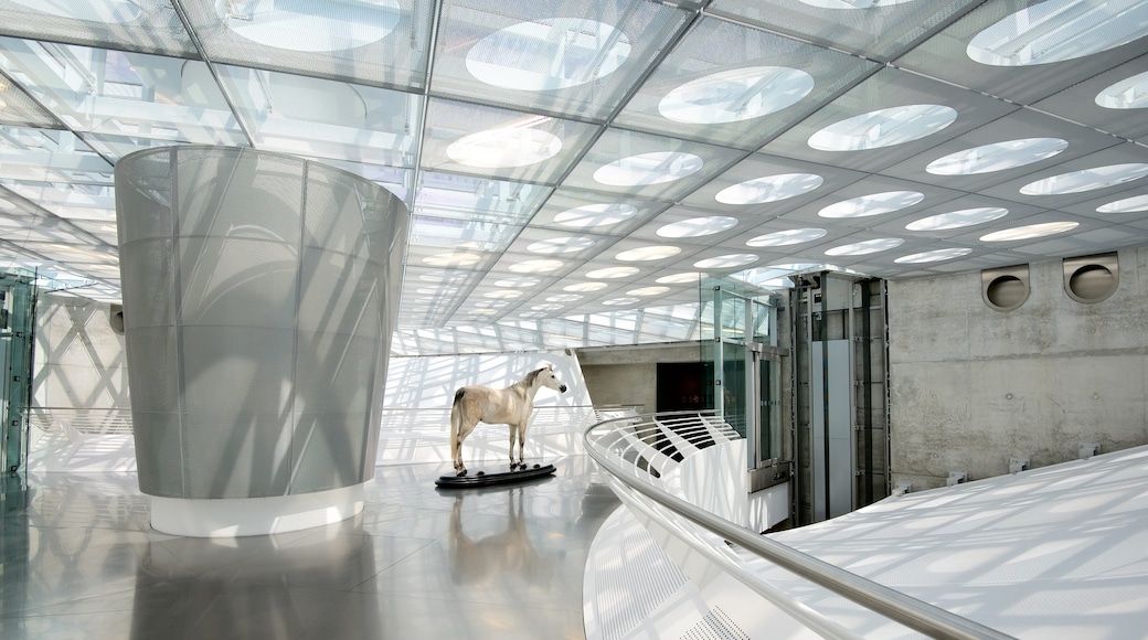 Musée Mercedes Benz mettant en vedette vues intérieures