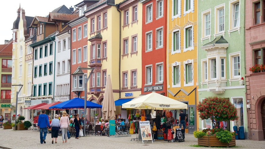 Villingen-Schwenningen showing outdoor eating and street scenes