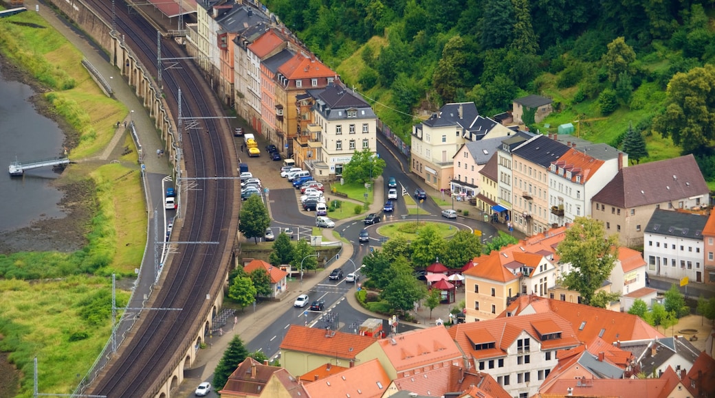 Koenigstein ofreciendo una pequeña ciudad o pueblo