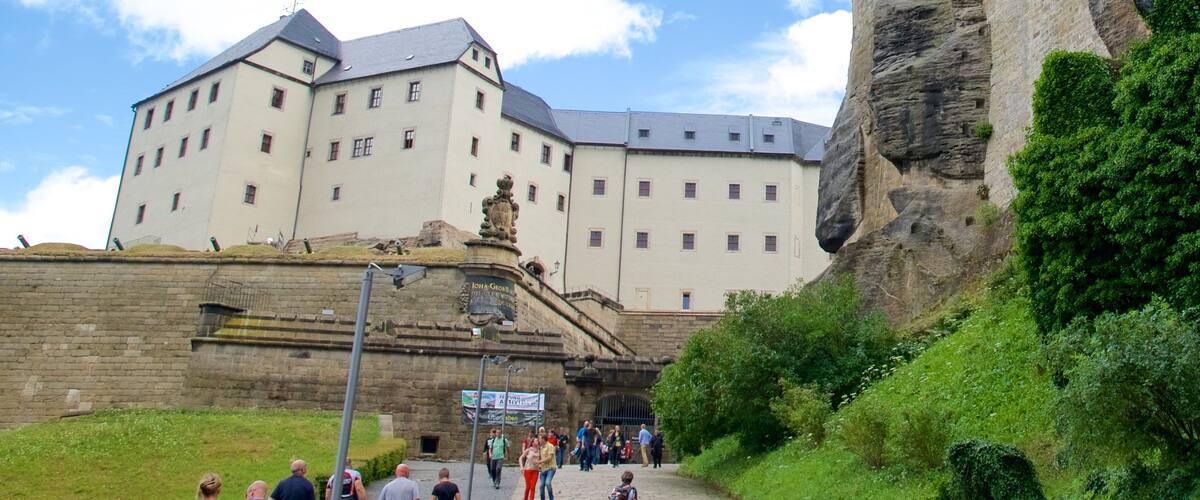 Festung Königstein og byder på slot eller palads såvel som en stor gruppe mennesker