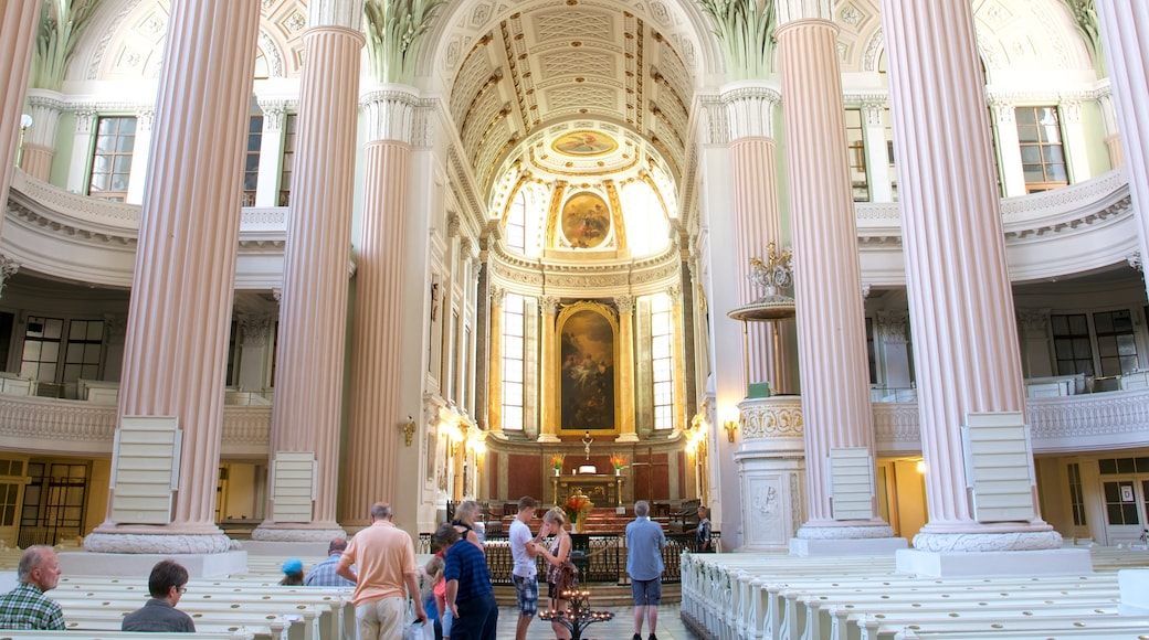 Iglesia de San Nicolás que incluye una iglesia o catedral y vistas interiores