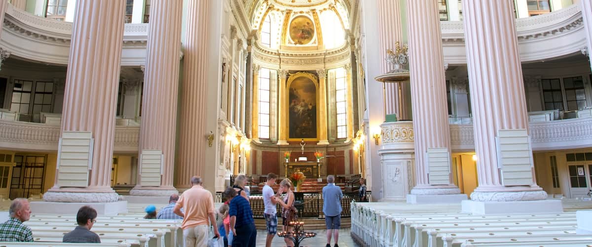Nikolaikirche welches beinhaltet Kirche oder Kathedrale und Innenansichten