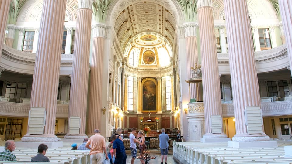 Nikolaikirche mostrando chiesa o cattedrale e vista interna