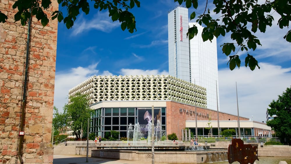 Chemnitz welches beinhaltet Springbrunnen und Platz oder Plaza