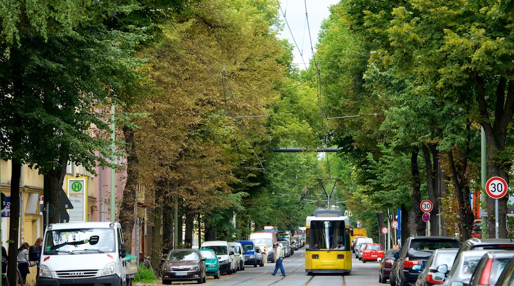 Weißensee mit einem Straßenszenen und Eisenbahnbetrieb