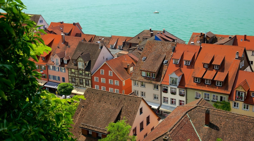 Meersburg toont een stad en een rivier of beek