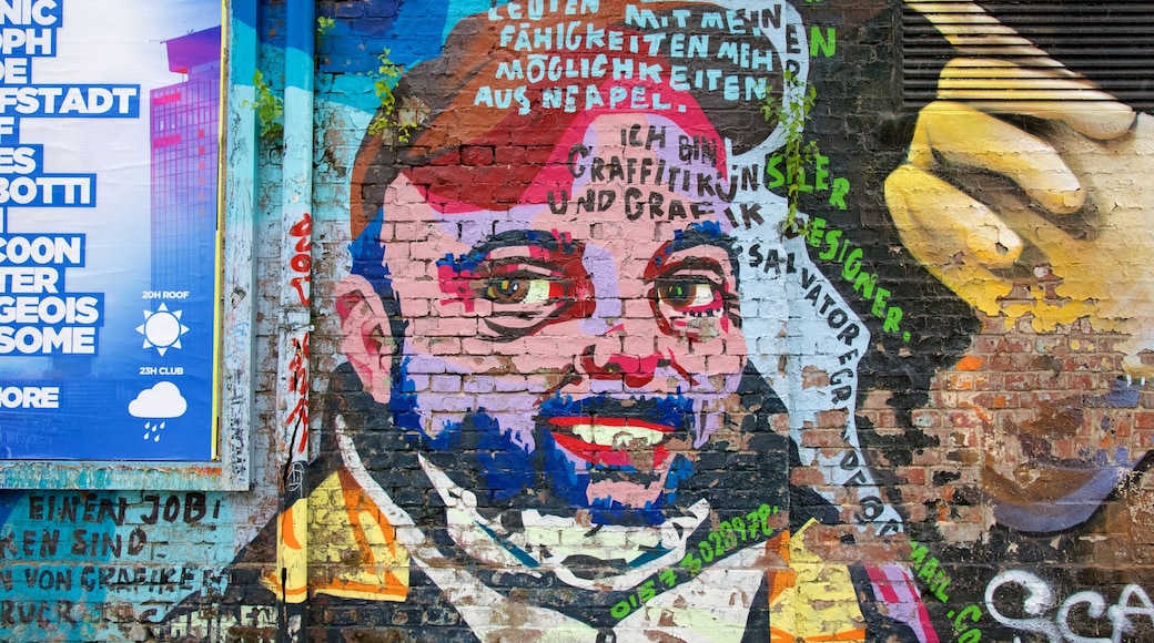 Friedrichshain fasiliteter samt utendørs kunst og kunst