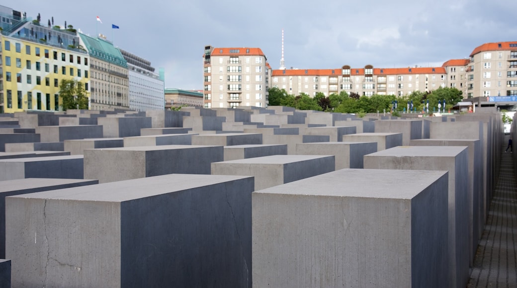 Mitte ofreciendo un monumento