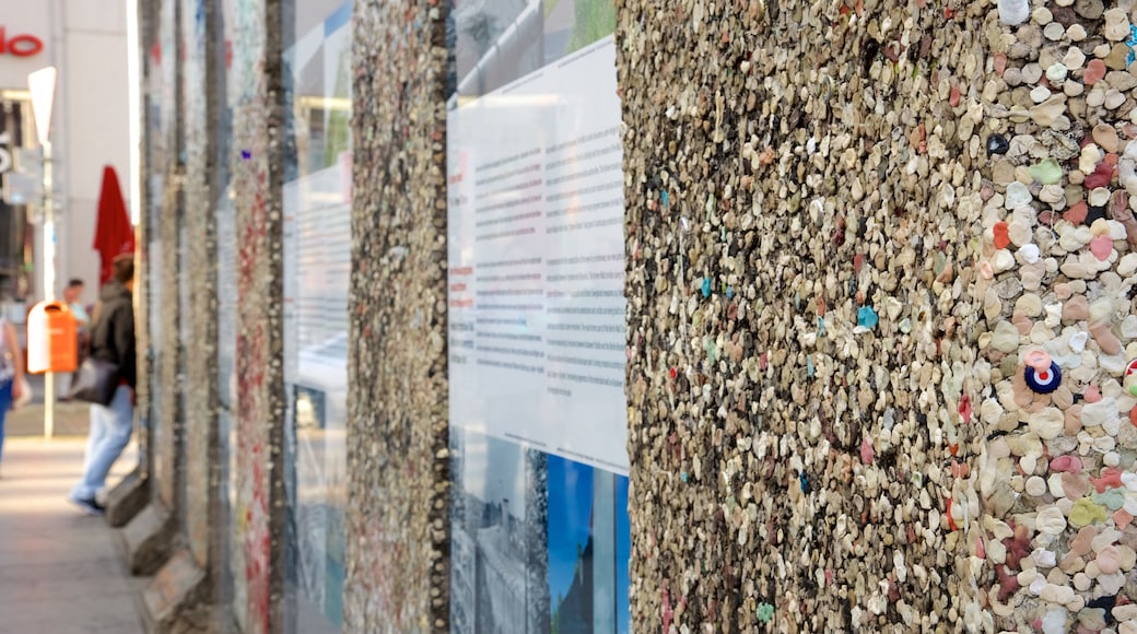 Stadscentrum bevat kunst in de open lucht en straten