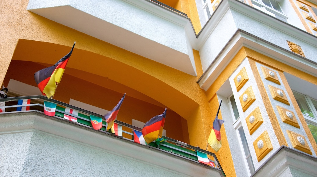 Neukölln inclusief een overheidsgebouw en een huis