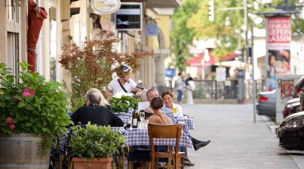 Charlottenburg che include strade e mangiare all\'aperto cosi come un piccolo gruppo di persone