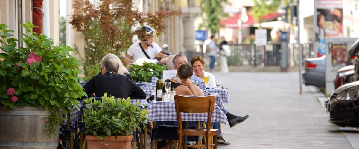 Charlottenburg das einen Essen im Freien und Straßenszenen sowie kleine Menschengruppe