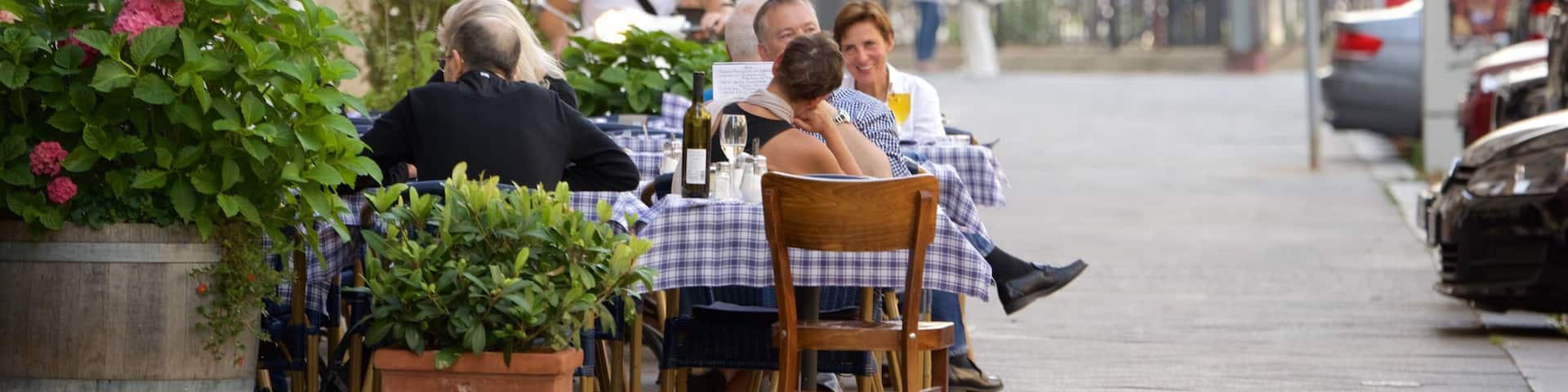 Charlottenburg das einen Essen im Freien und StraĂenszenen sowie kleine Menschengruppe