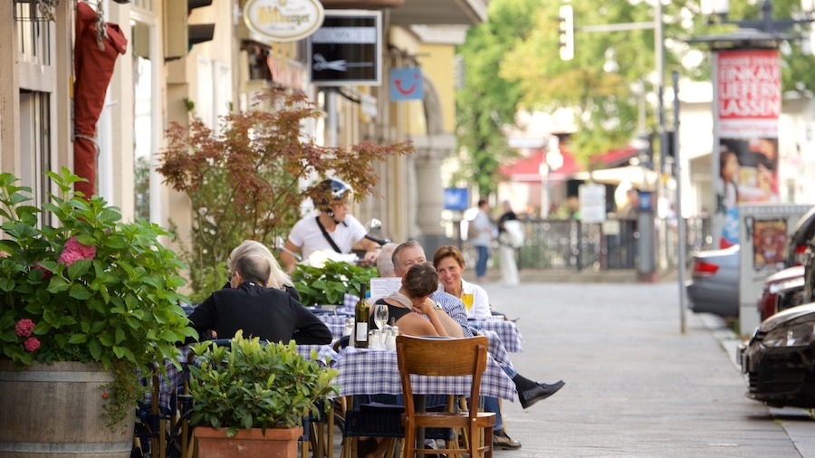 Charlottenburg das einen Essen im Freien und Straßenszenen sowie kleine Menschengruppe