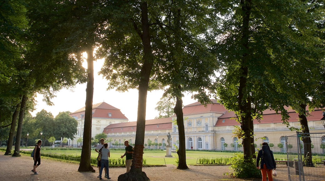 Charlottenburg som inkluderar en park såväl som en liten grupp av människor