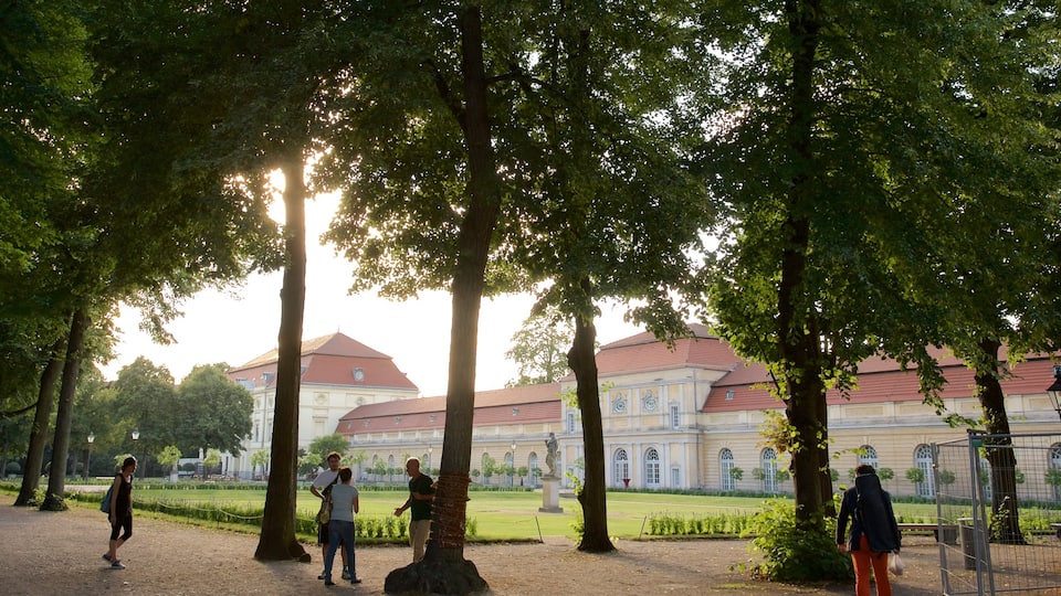 Charlottenburg que inclui um parque assim como um pequeno grupo de pessoas