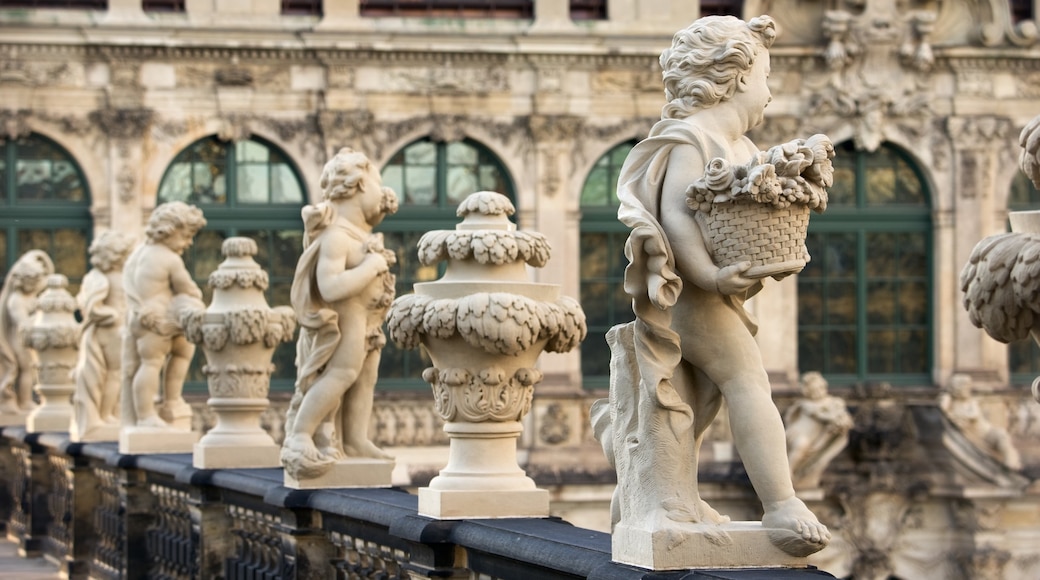 Zwinger Palace mostrando un castillo y una estatua o escultura