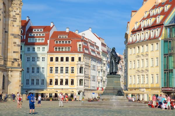 Neumarkt qui includes square ou place
