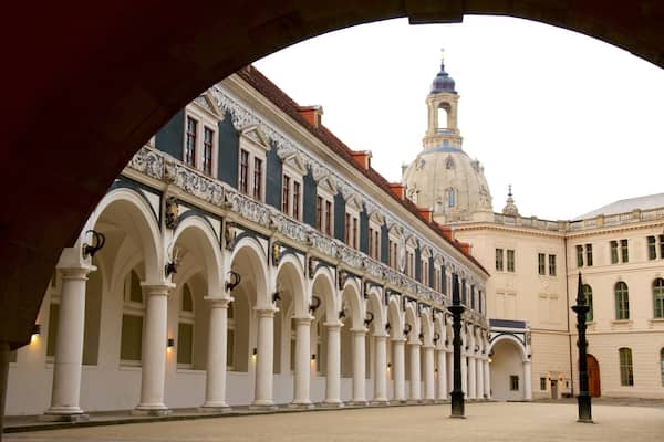 ChĂąteau de Dresde qui includes scĂšnes de rue