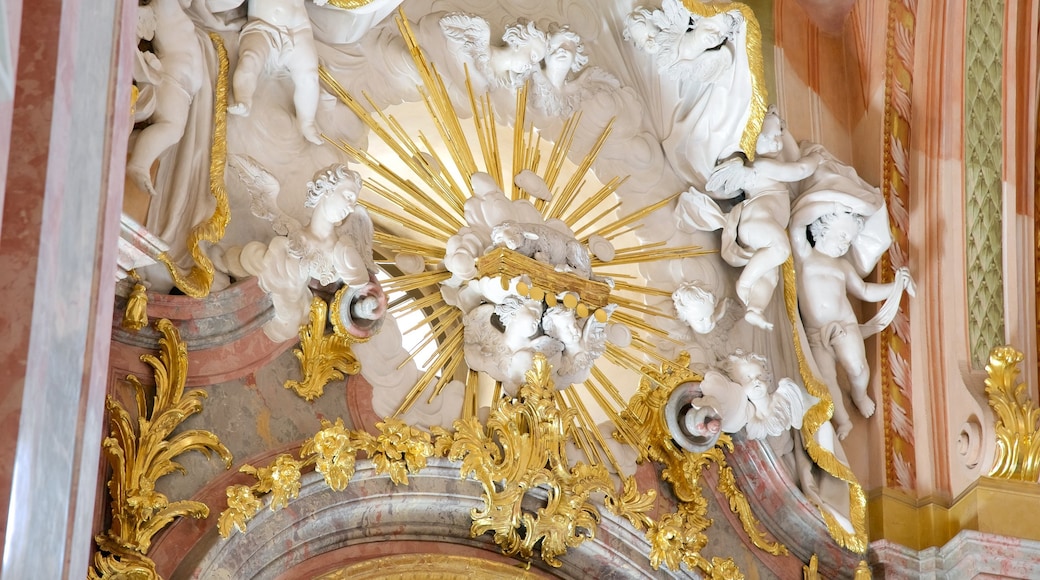 Hofkirche welches beinhaltet Kunst und Innenansichten