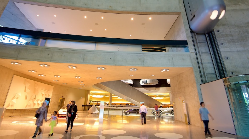 Musée Mercedes Benz mettant en vedette vues intérieures