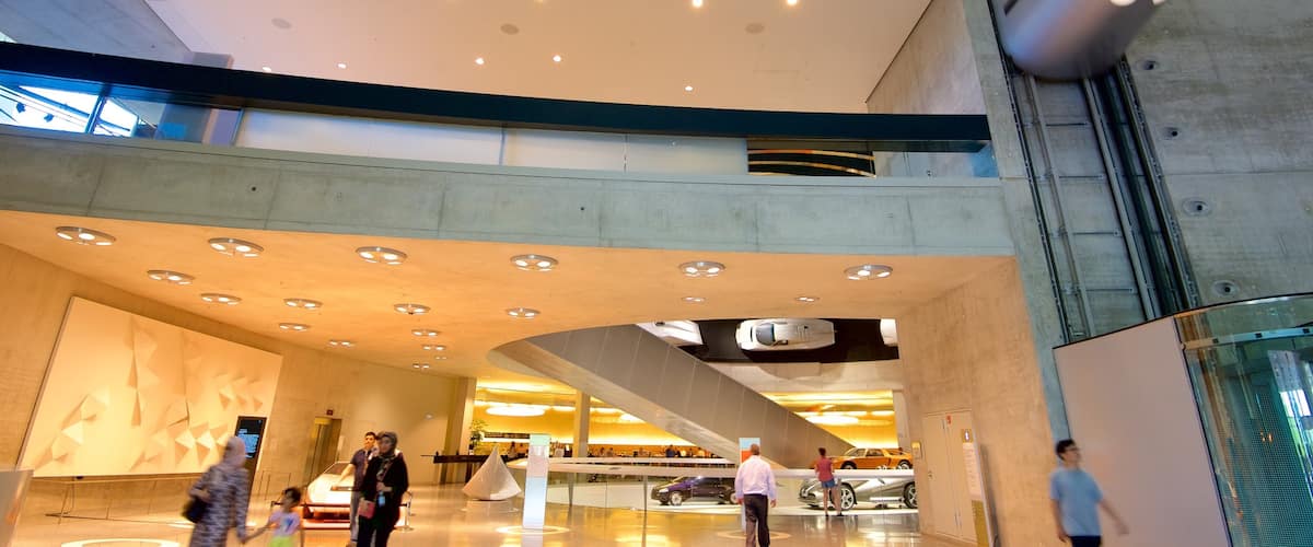 Mercedes-Benz-Museum welches beinhaltet Innenansichten