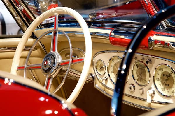 Mercedes-Benz-Museum mit einem Innenansichten und Geschichtliches
